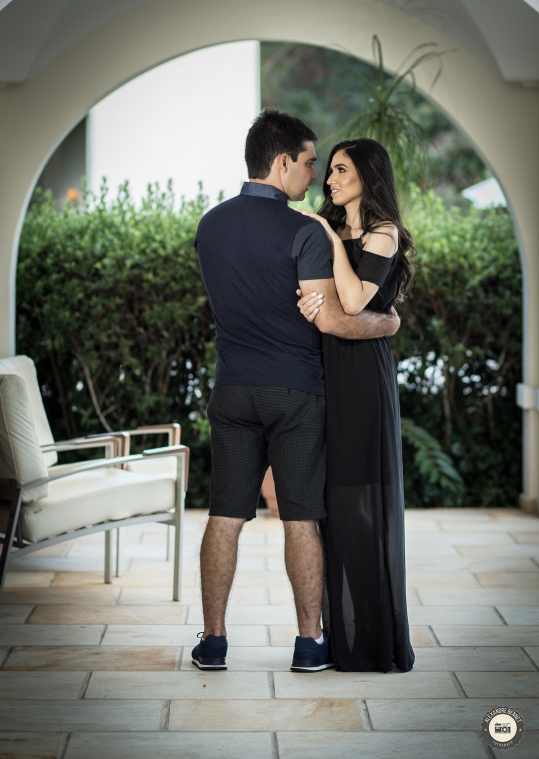 Casal troca olhares em Pré Casamento realizado na cidade de São João Del - MG no Garden Hill Hotel e Golfe  