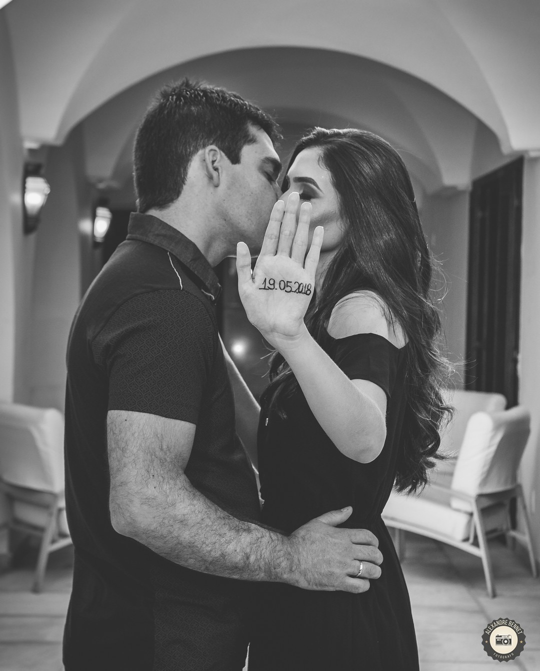 Com a data do casamento em sua mão a noiva mostra para o fotógrafo em uma espécie de Save The Date