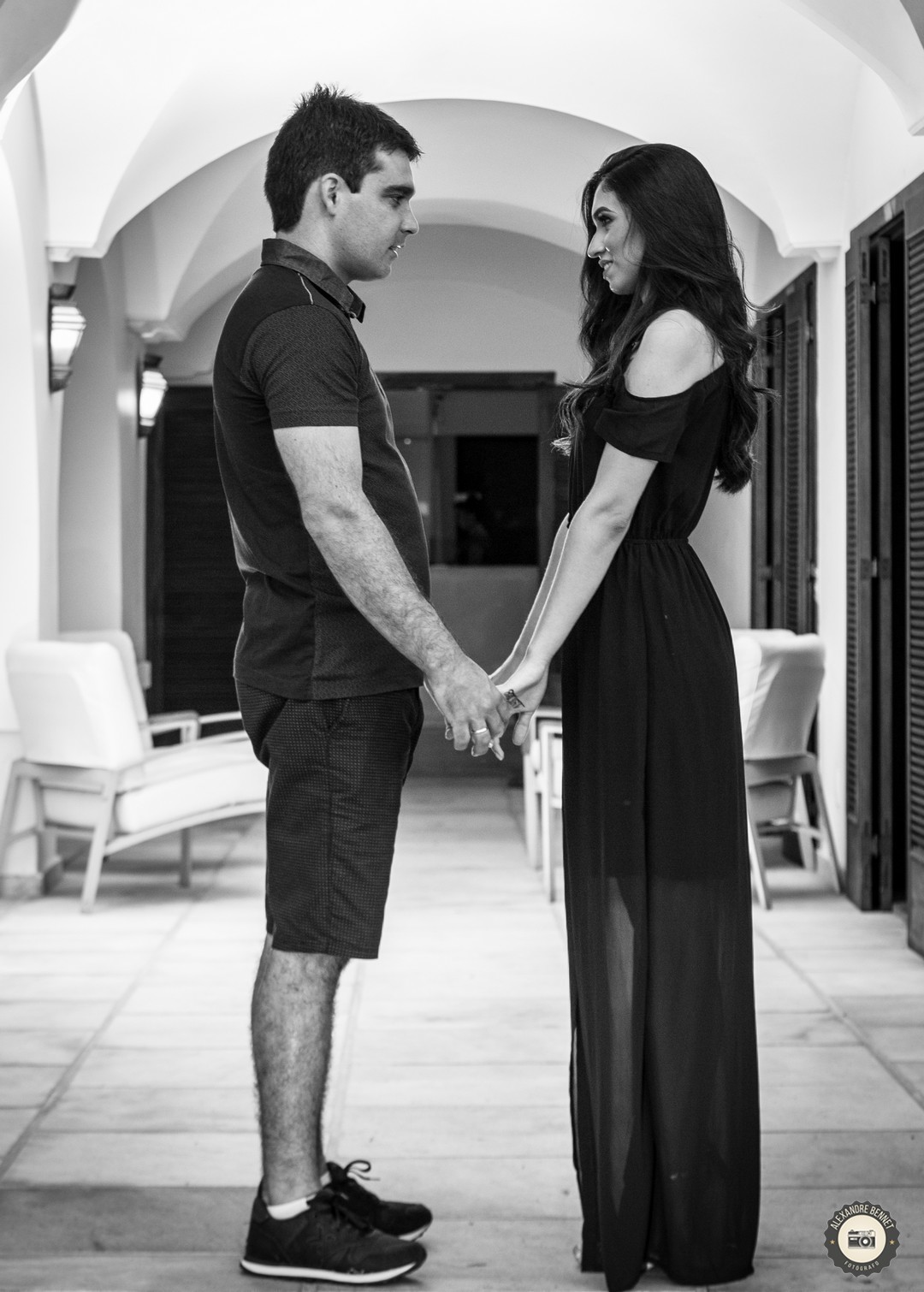 Casal troca olhares em Pré Casamento realizado na cidade de São João Del - MG no Garden Hill Hotel e Golfe  