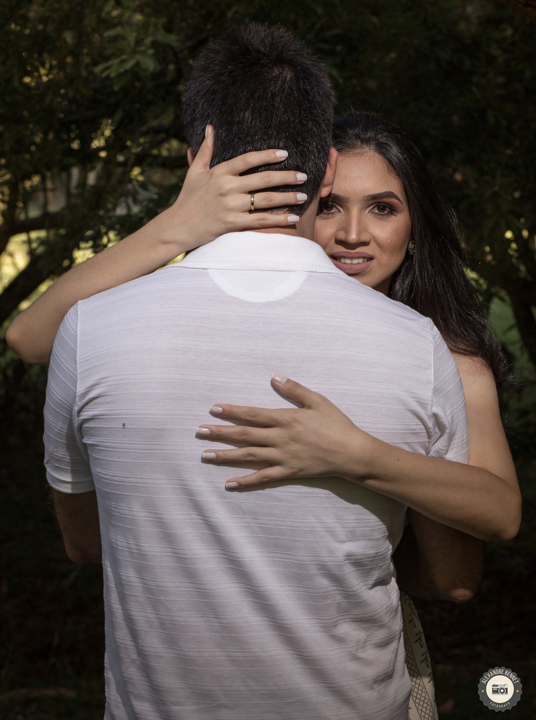 Noiva abraça noivo em ensaio Pré Casamento realizado na cidade de São João Del - MG no Garden Hill Hotel e Golfe 