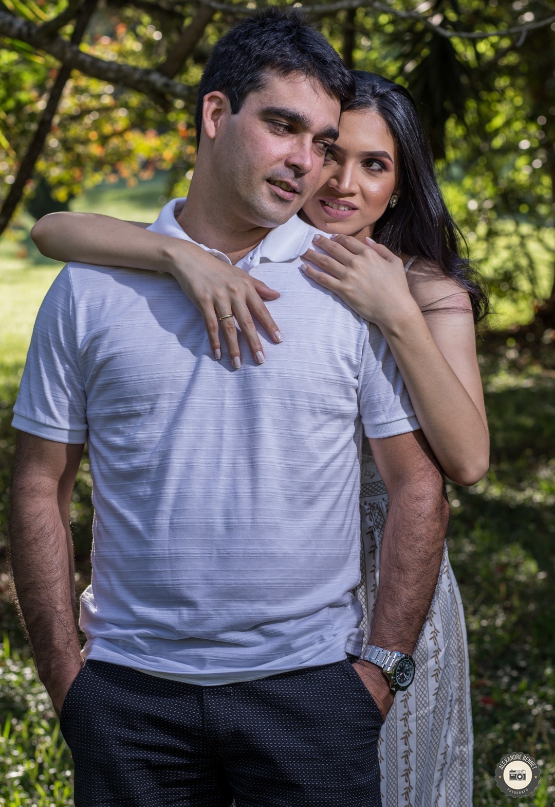 Casal caminha sobre a pone do Garden Hill Hotel e Golfe localizado na cidade de São João Del Rei - MG Noiva abraça noivo em ensaio Pré Casamento realizado na cidade de São João Del - MG no Garden Hill Hotel e Golfe 