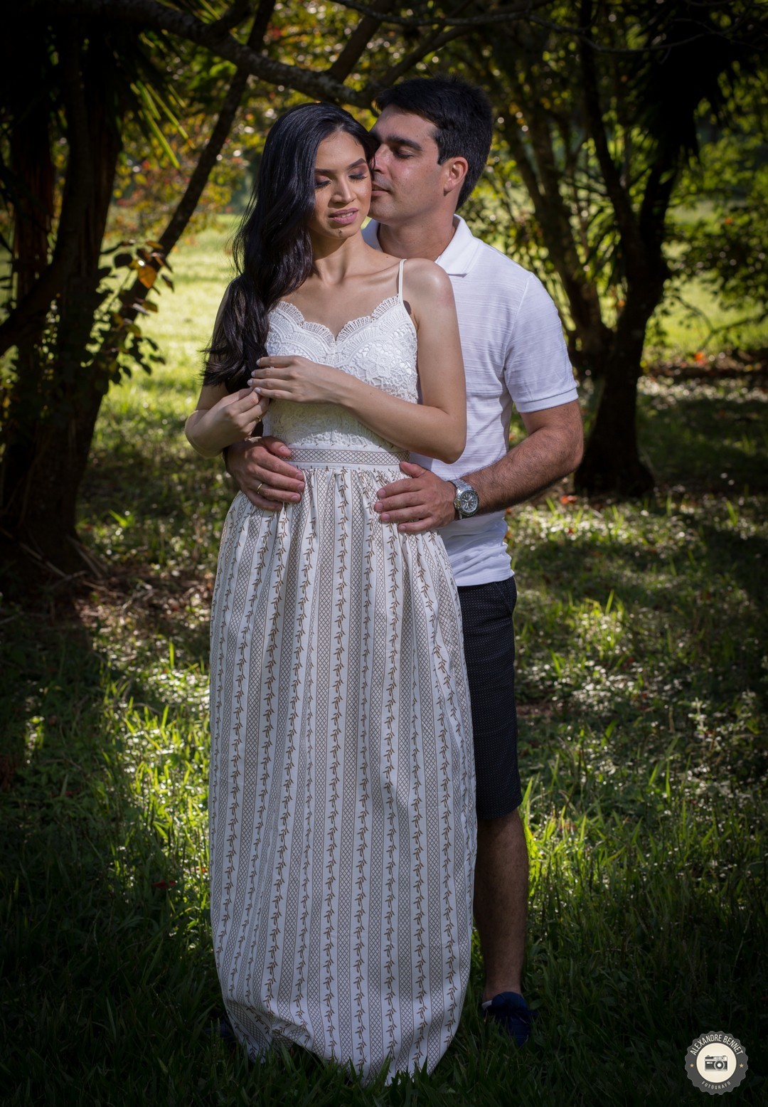 Casal se abraça e troca olhares em Pré Casamento realizado na cidade de São João Del - MG no Garden Hill Hotel e Golfe  