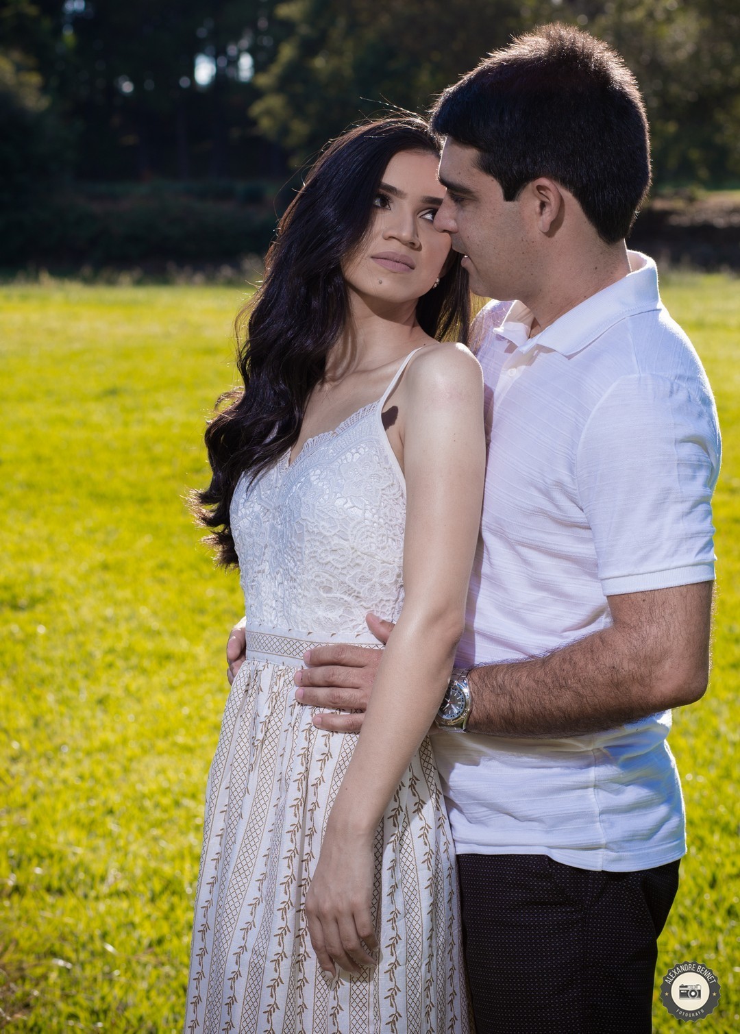 Casal se abraça e troca olhares em Pré Casamento realizado na cidade de São João Del - MG no Garden Hill Hotel e Golfe  