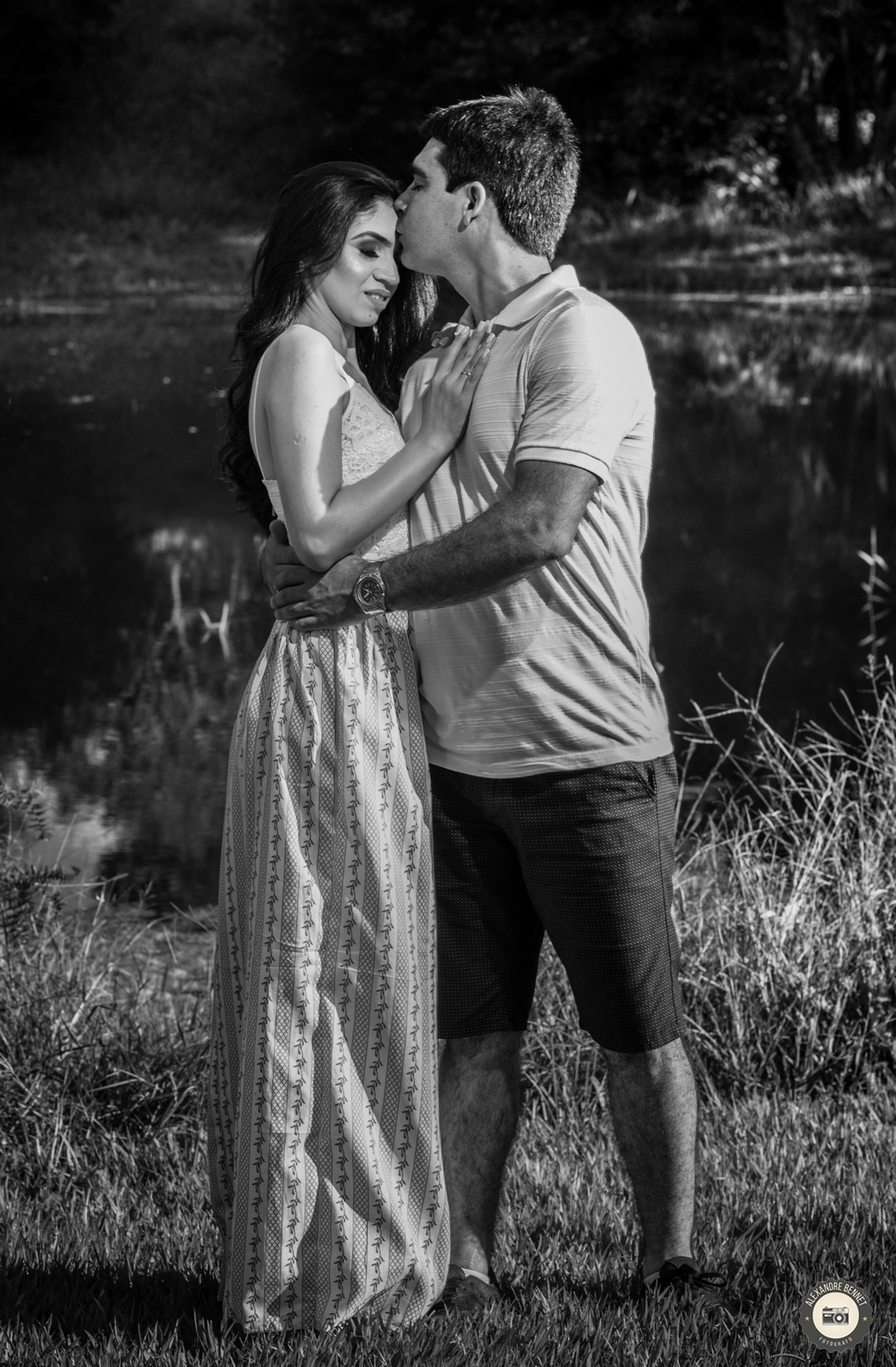 Casal troca olhares em Pré Casamento realizado na cidade de São João Del - MG no Garden Hill Hotel e Golfe  