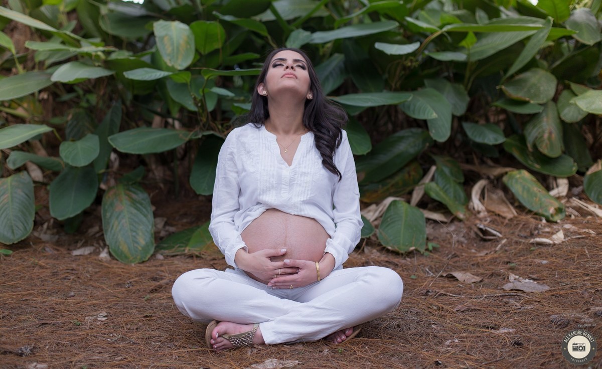Sentada a frente da bela paisagem do sítio na cidade de Barroso-MG