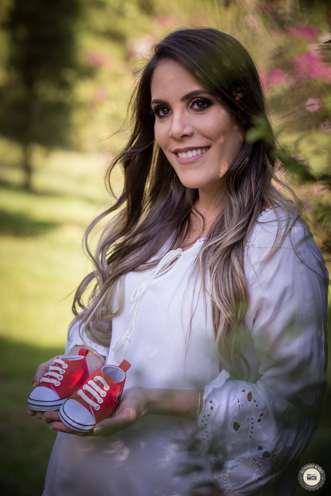 Em uma tarde ensolarada em São João Del Rei a grávida sorri para a foto