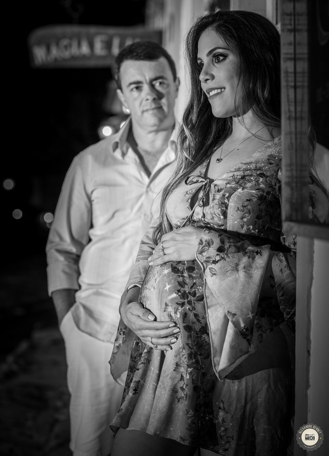 Nas ruas de Tiradentes-MG o casal posa para a foto com uma luz muito especial 