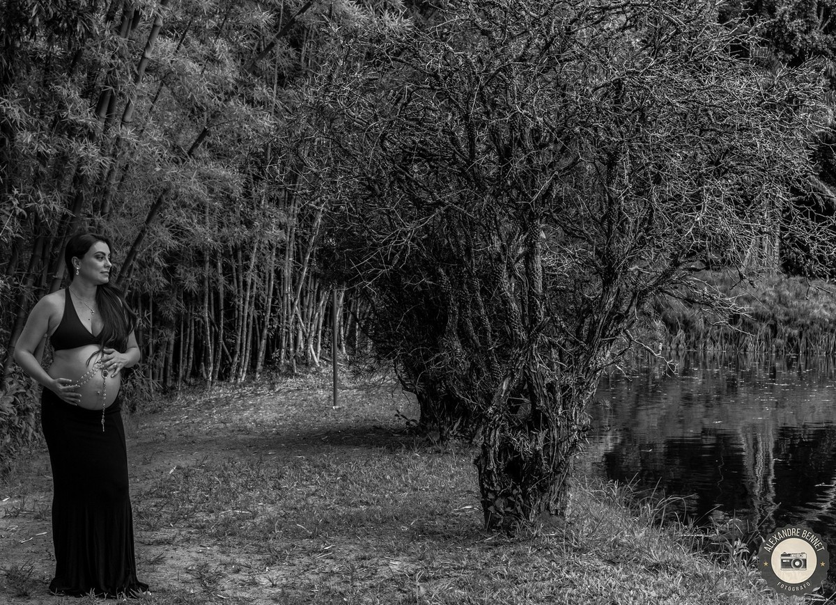 Com o terço em suas mãos sobre a barriga a gestante mostra ser devota 