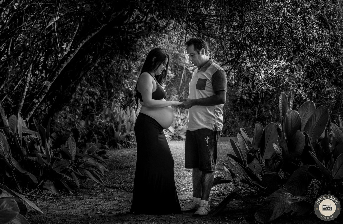 Com uma luz perfeita sobre o casal eles dão as mãos e se olham 