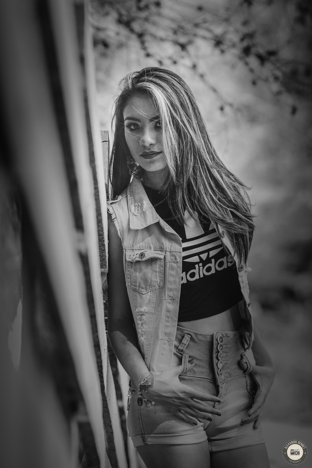 Escorada na parede e com as mãos no bolso a jovem menina faz uma bela pose