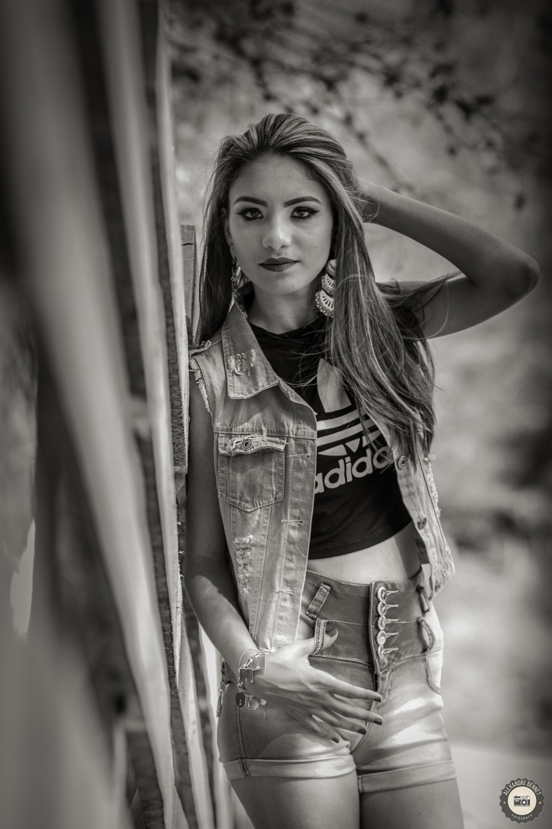 Em uma foto preta e branca a jovem joga o cabelo pra trás