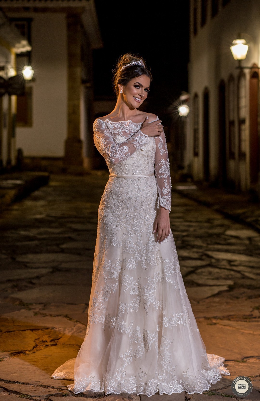 Nas ruas de Tiradentes-MG a noiva posa para a foto com um lindo vestido cedido pela empresa Larissa Noivas 