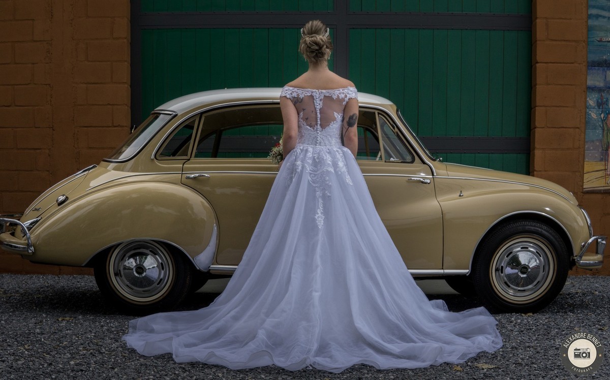 Carros antigos sempre combinam com fotos de noivas esse raro modelo encontramos em Tiradentes-MG