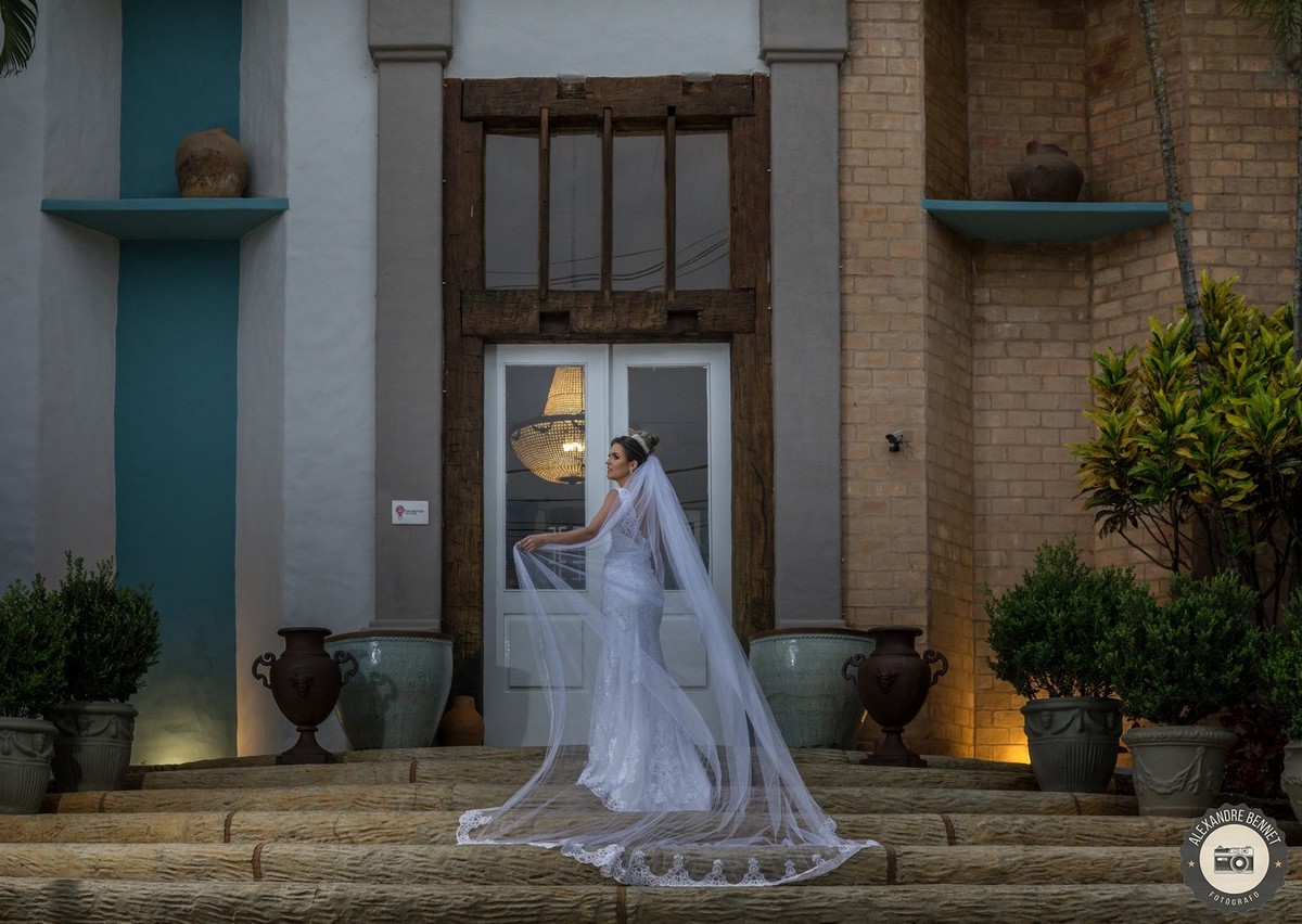 A noiva faz uma bela pose para a foto na fachada de uma pousada da cidade de Tiradentes-MG foto perfeita de casamento 