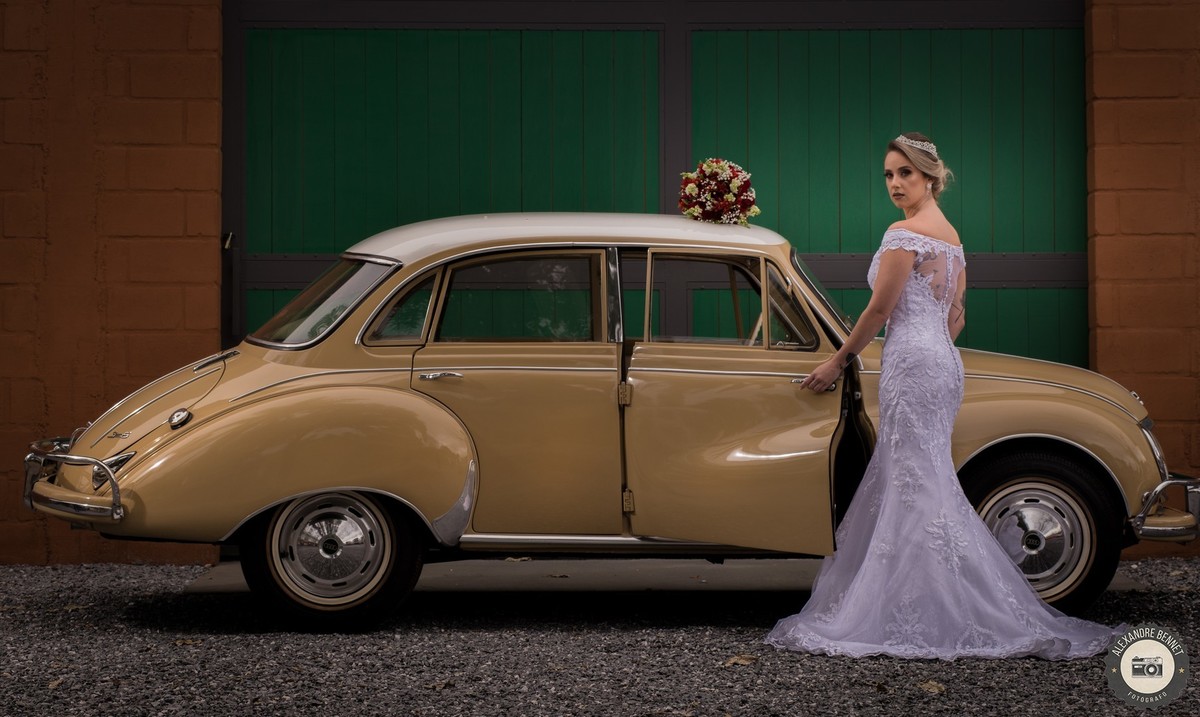Carros antigos sempre combinam com fotos de noivas esse raro modelo encontramos na cidade de Tiradentes-MG
