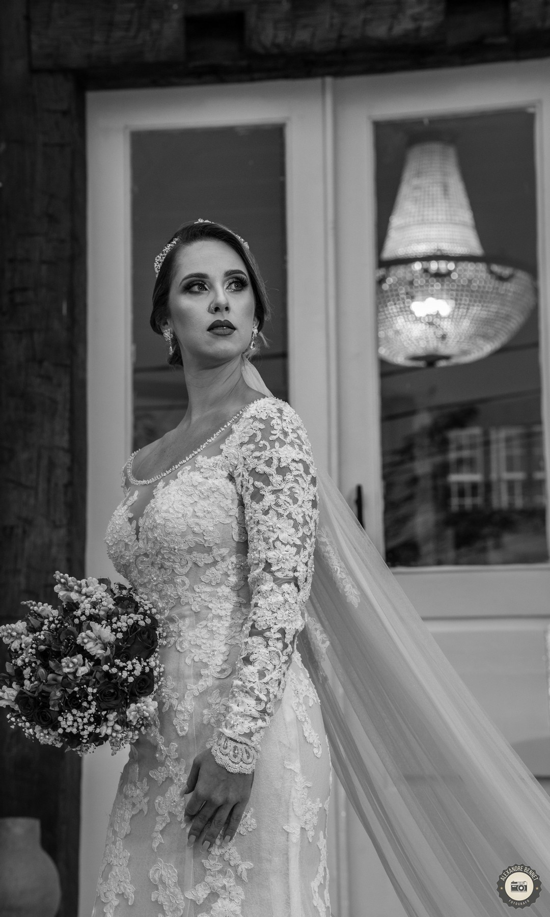 A noiva faz uma bela pose para a foto na fachada de uma pousada da cidade de Tiradentes-MG foto perfeita de casamento 