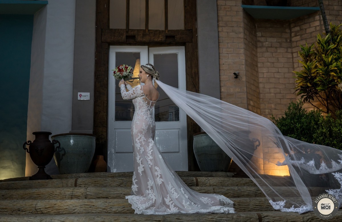 A noiva faz uma bela pose para a foto na fachada de uma pousada da cidade de Tiradentes-MG foto perfeita de casamento 