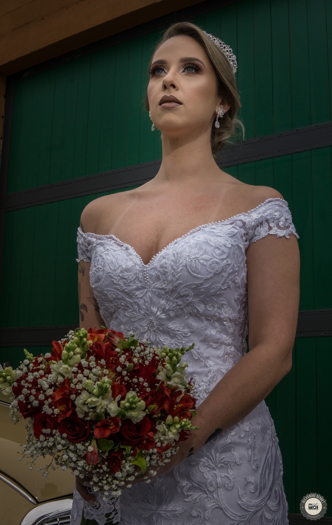 Com um lindo vestido confeccionado pela empresa Larissa Noivas a noiva posa para foto nas ruas da cidade de Tiradentes-MG