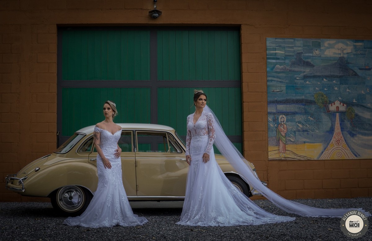 Carros antigos sempre combinam com fotos de noivas esse raro modelo encontramos em Tiradentes-MG