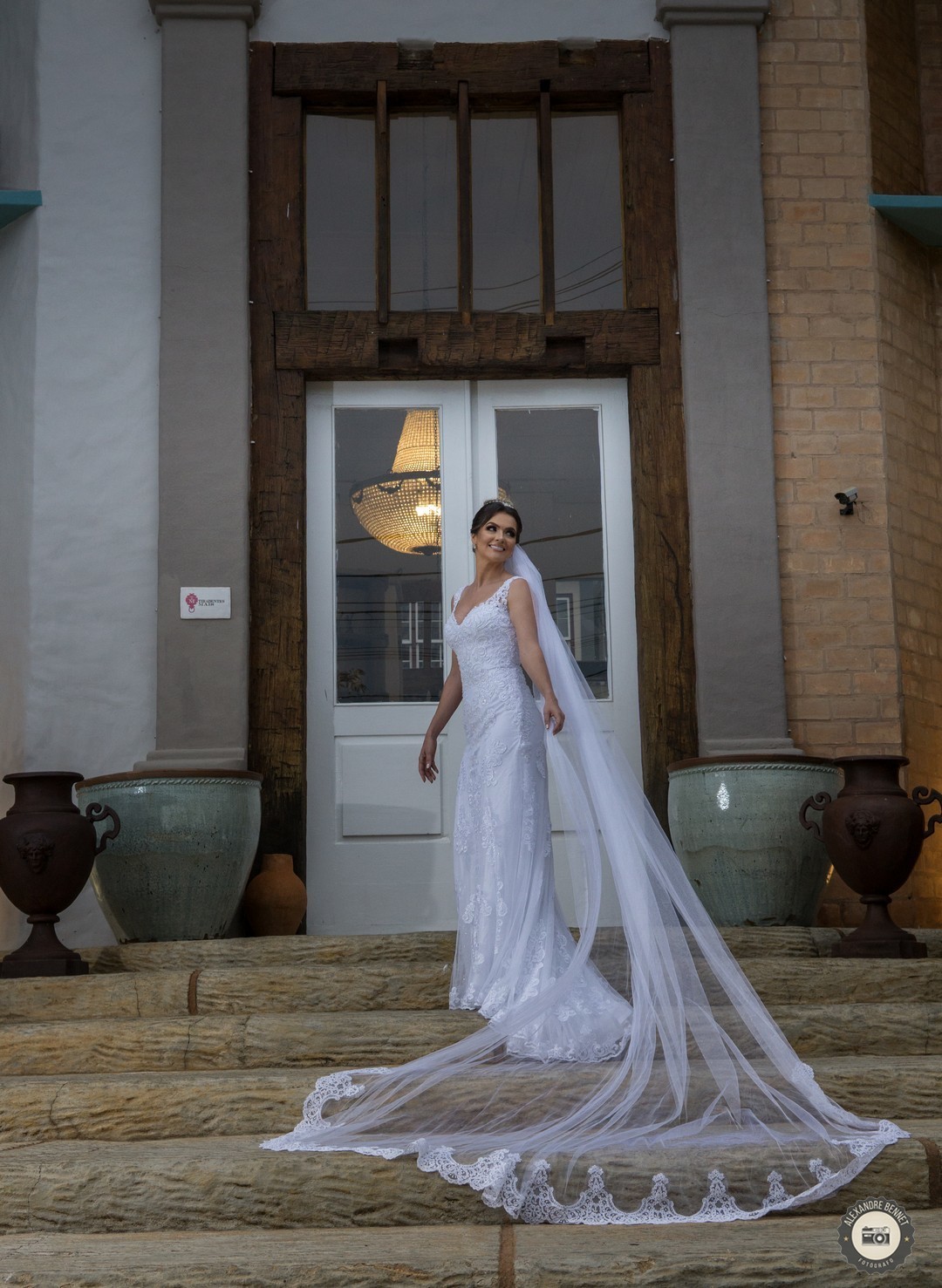 A noiva faz uma bela pose para a foto na fachada de uma pousada da cidade de Tiradentes-MG foto perfeita de casamento 