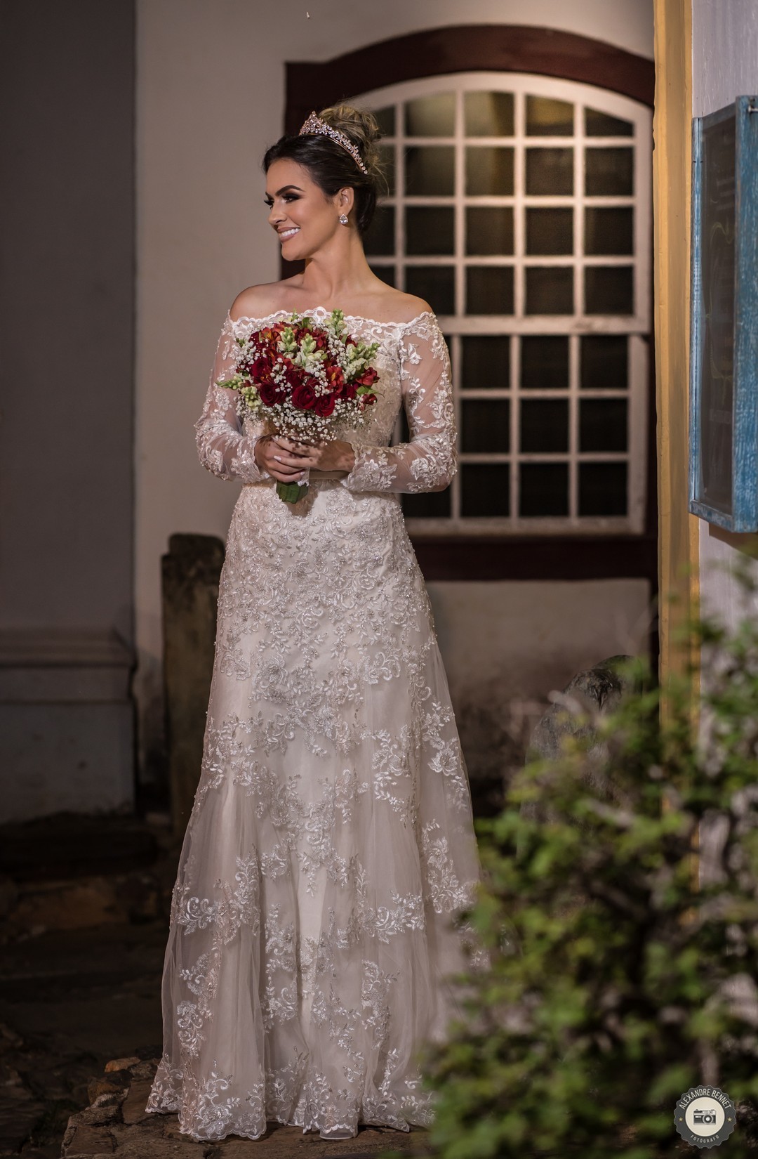 Nas ruas de Tiradentes-MG a noiva posa para a foto com um lindo vestido cedido pela empresa Larissa Noivas 