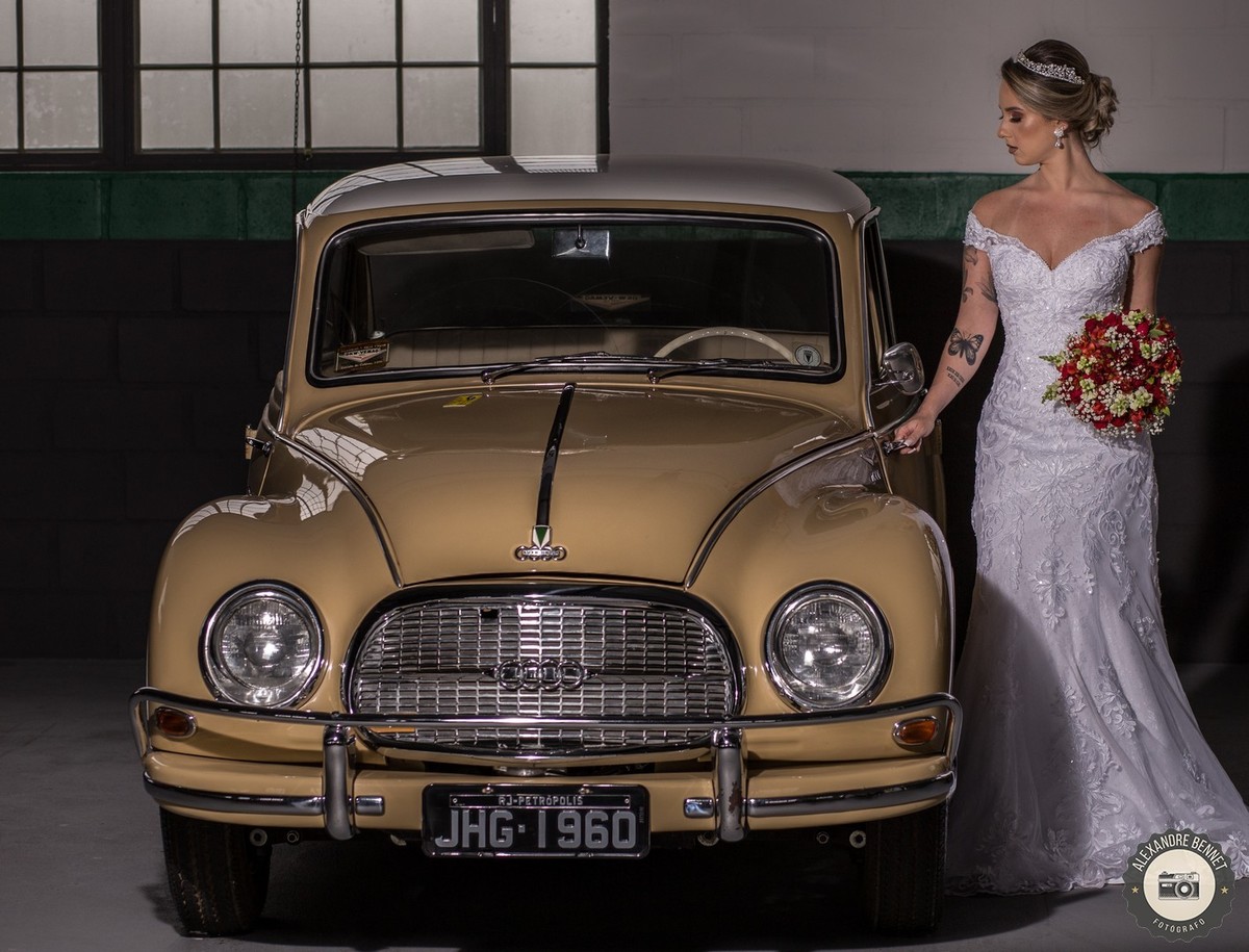 Carros antigos sempre combinam com fotos de noivas esse raro modelo encontramos em Tiradentes-MG