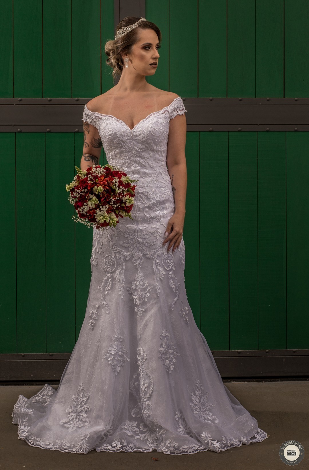 Com um lindo vestido confeccionado pela empresa Larissa Noivas a noiva posa para foto nas ruas da cidade de Tiradentes-MG