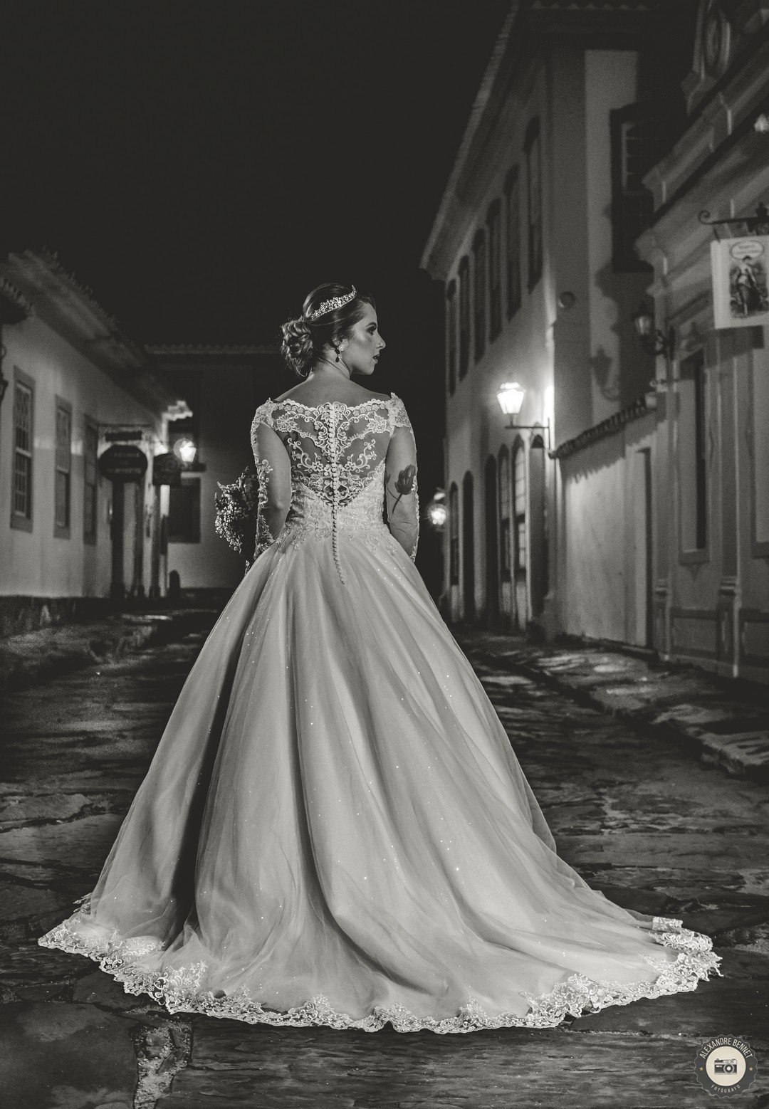 Nas ruas de Tiradentes-MG a noiva posa para a foto com um lindo vestido cedido pela empresa Larissa Noivas 