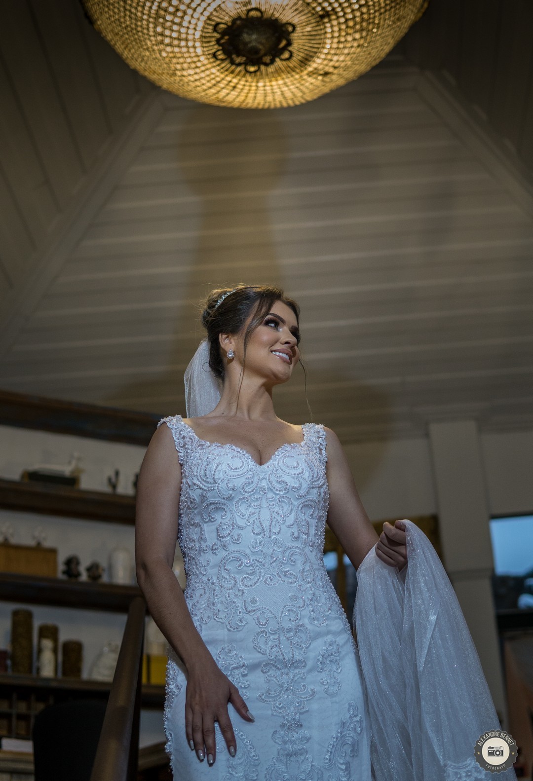 No interior da bela pousada em Tiradentes-MG a noiva sorri para o fotógrafo 