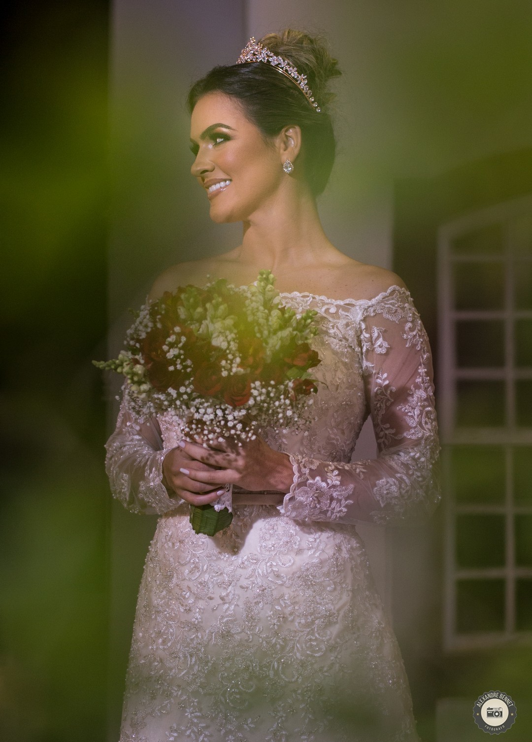 Com um lindo vestido confeccionado pela empresa Larissa Noivas a noiva posa para foto nas ruas da cidade de Tiradentes-MG