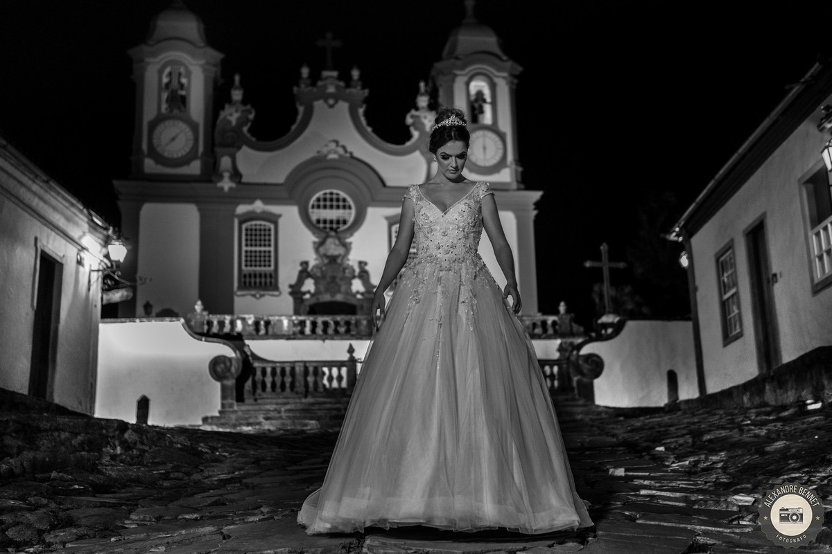 Noiva aparece na foto em frente a bela Matriz de Santo Antônio em Tiradentes-MG