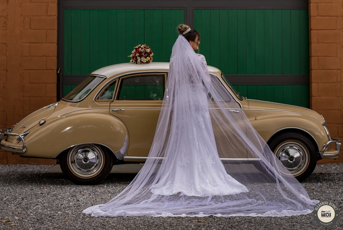 Carros antigos sempre combinam com fotos de noivas esse raro modelo encontramos em Tiradentes-MG