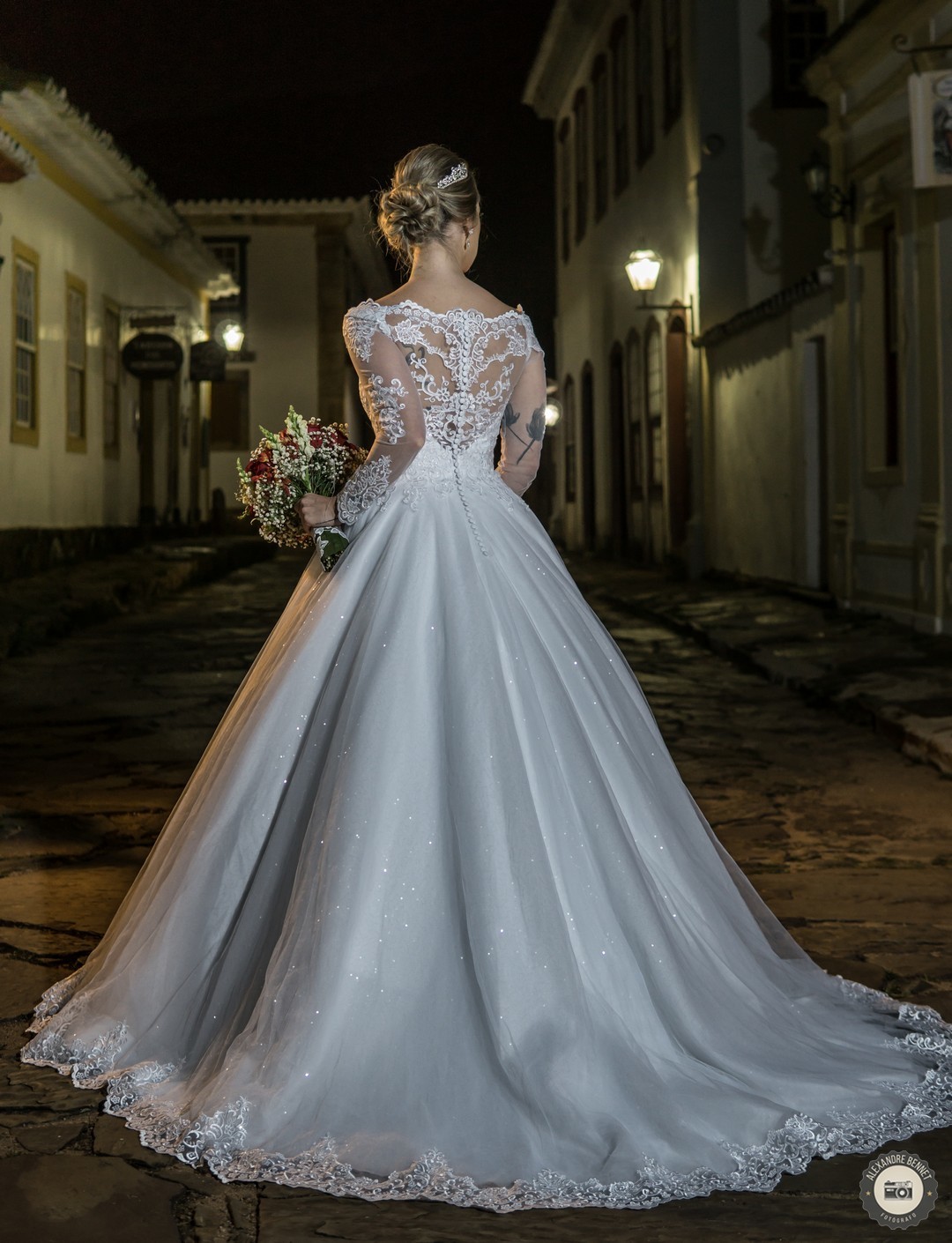 Nas ruas de Tiradentes-MG a noiva posa para a foto com um lindo vestido cedido pela empresa Larissa Noivas 
