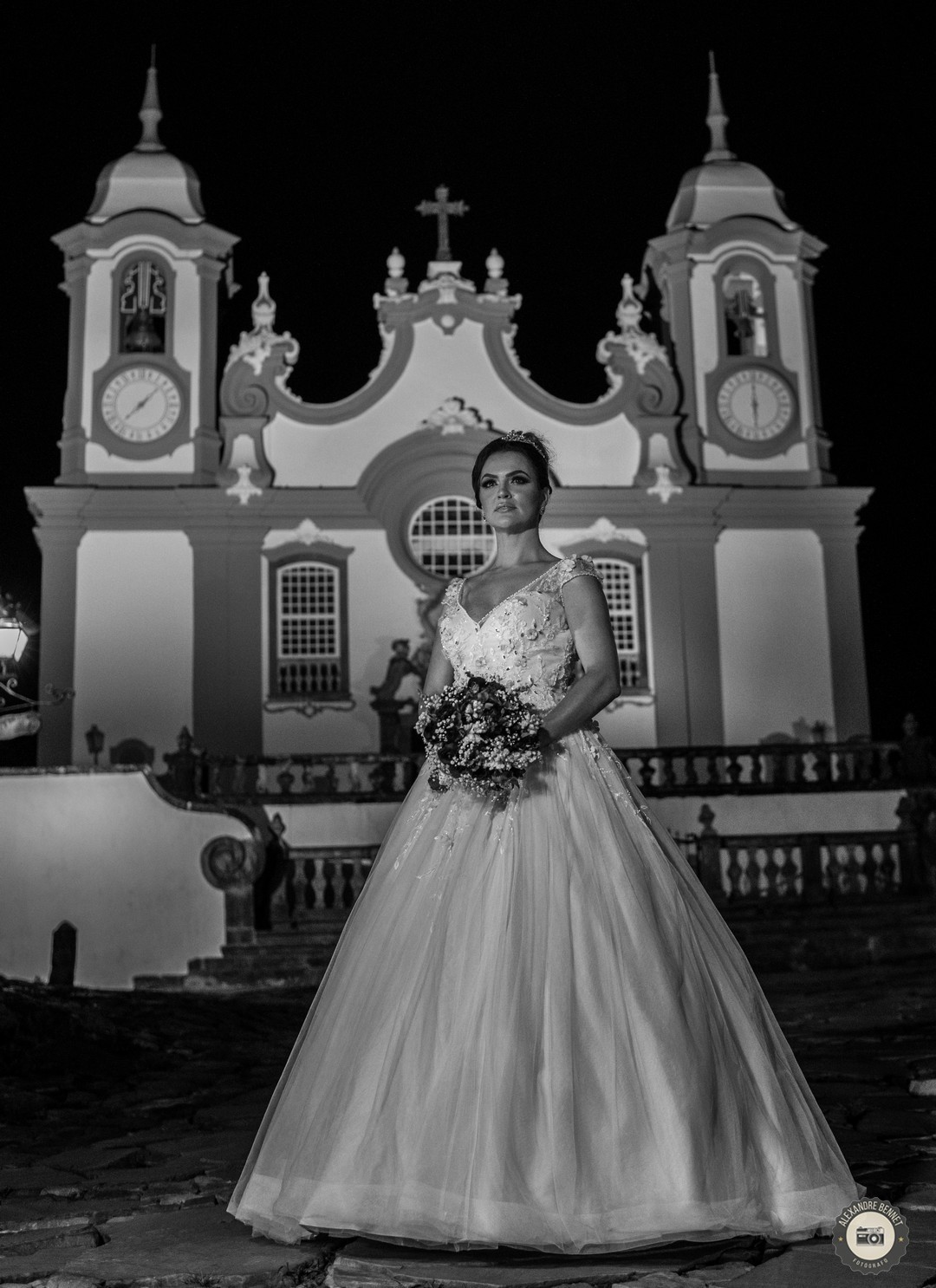 Noiva aparece na foto em frente a bela Matriz de Santo Antônio em Tiradentes-MG