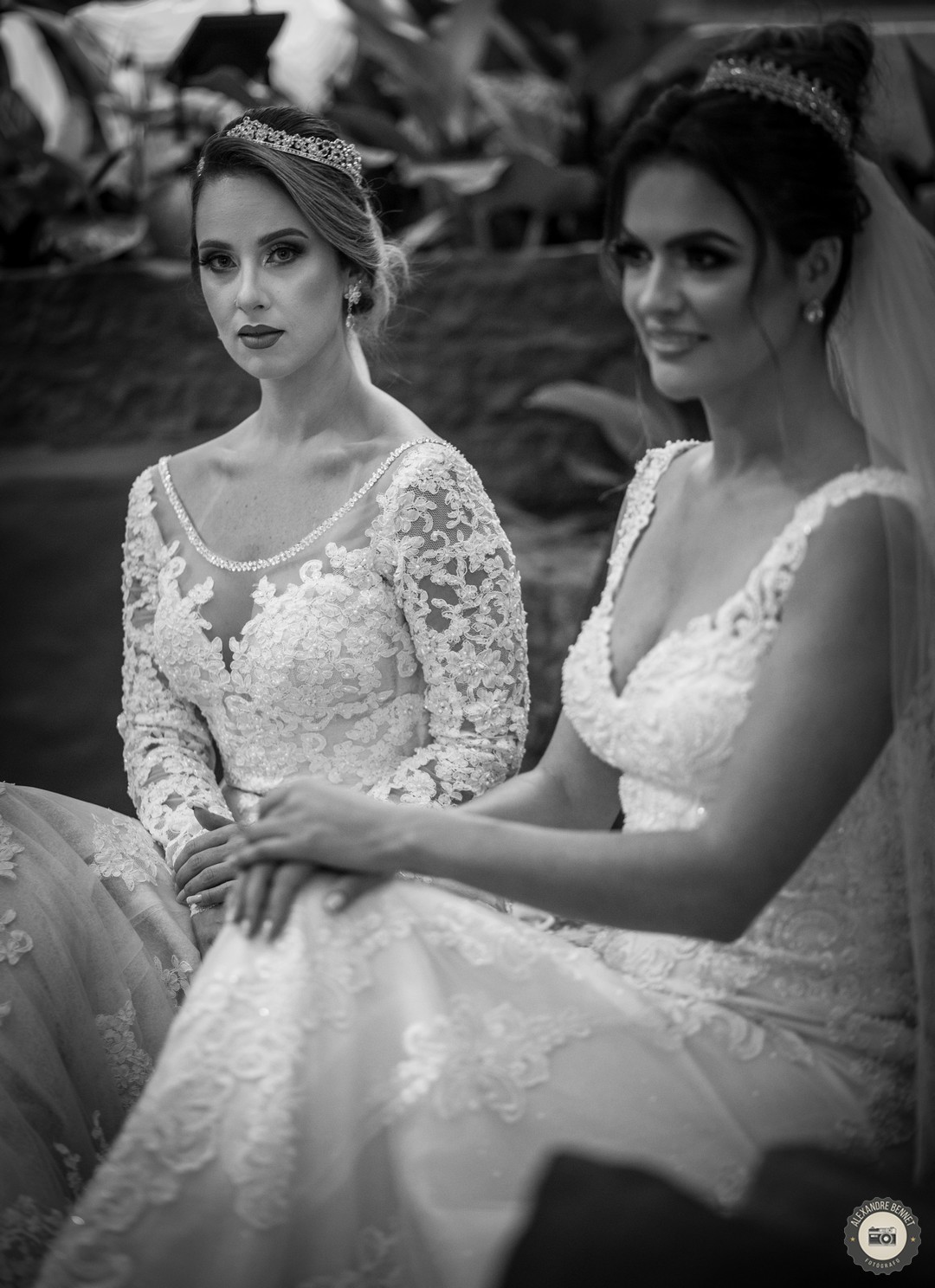 Noivas sentadas com dois belos vestidos cedidos pela empresa Larissa Noivas e com uma bela maquiagem feita pelo maquiador Edu Nepomuceno em Tiradentes-Mg