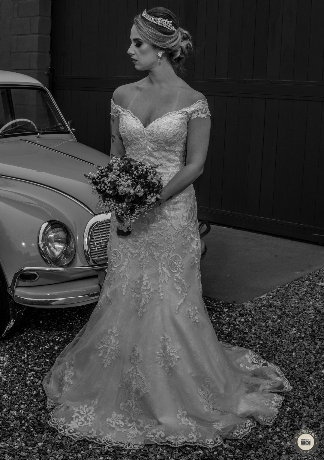 Carros antigos sempre combinam com fotos de noivas esse raro modelo encontramos na cidade de  Tiradentes-MG
