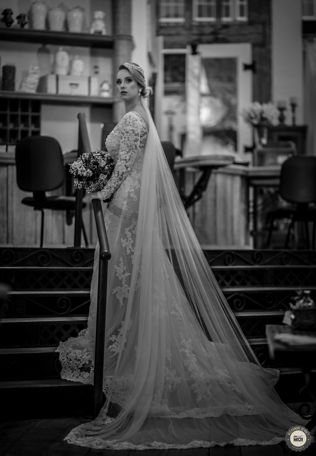 No interior da bela pousada em Tiradentes-MG a noiva sorri para o fotógrafo 