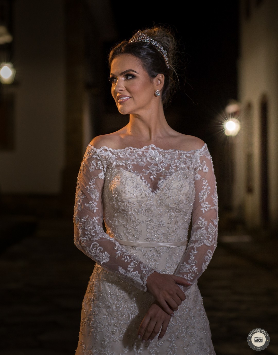 Nas ruas de Tiradentes-MG a noiva posa para a foto com um lindo vestido cedido pela empresa Larissa Noivas 