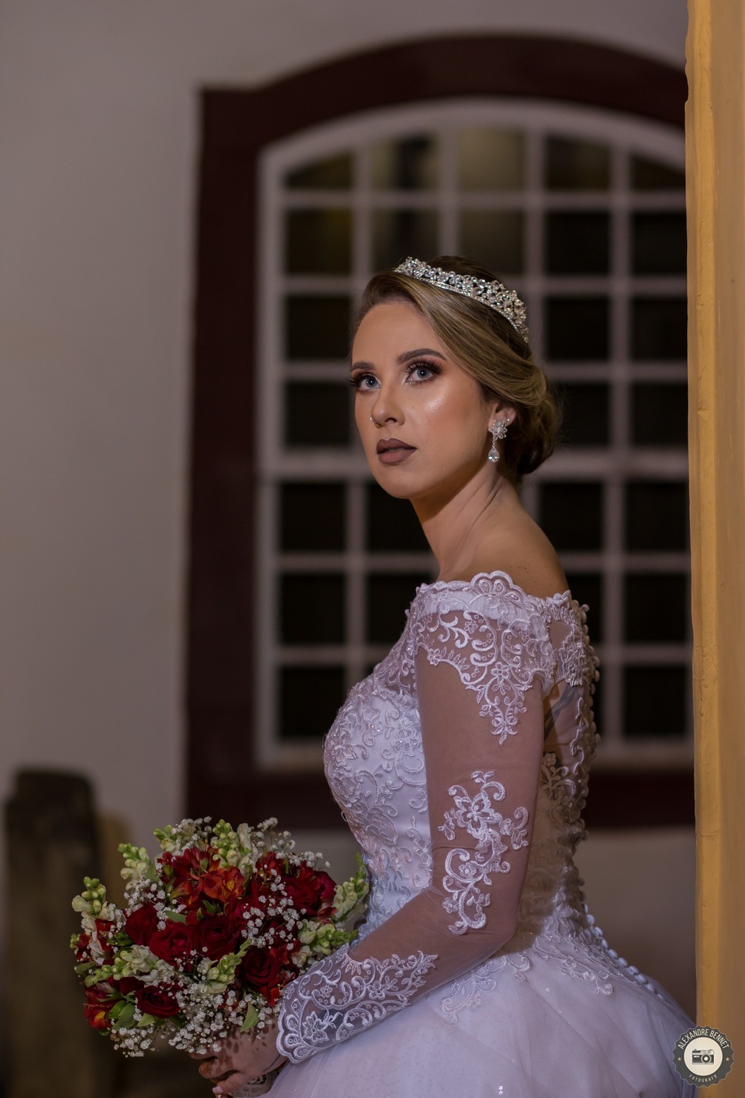 Nas ruas de Tiradentes-MG a noiva posa para a foto com um lindo vestido cedido pela empresa Larissa Noivas 