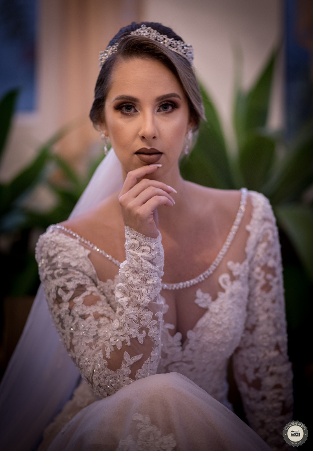 Noivas sentadas com dois belos vestidos cedidos pela empresa Larissa Noivas e com uma bela maquiagem feita pelo maquiador Edu Nepomuceno em Tiradentes-Mg