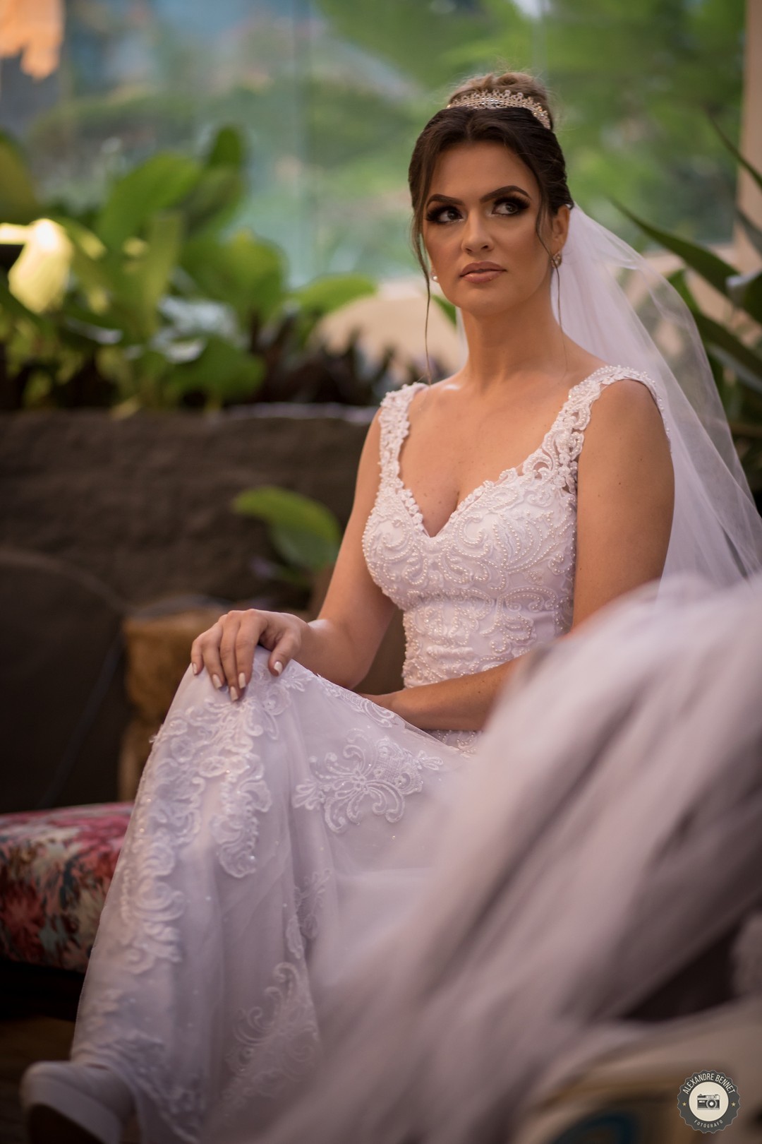 Noivas sentadas com dois belos vestidos cedidos pela empresa Larissa Noivas e com uma bela maquiagem feita pelo maquiador Edu Nepomuceno em Tiradentes-Mg