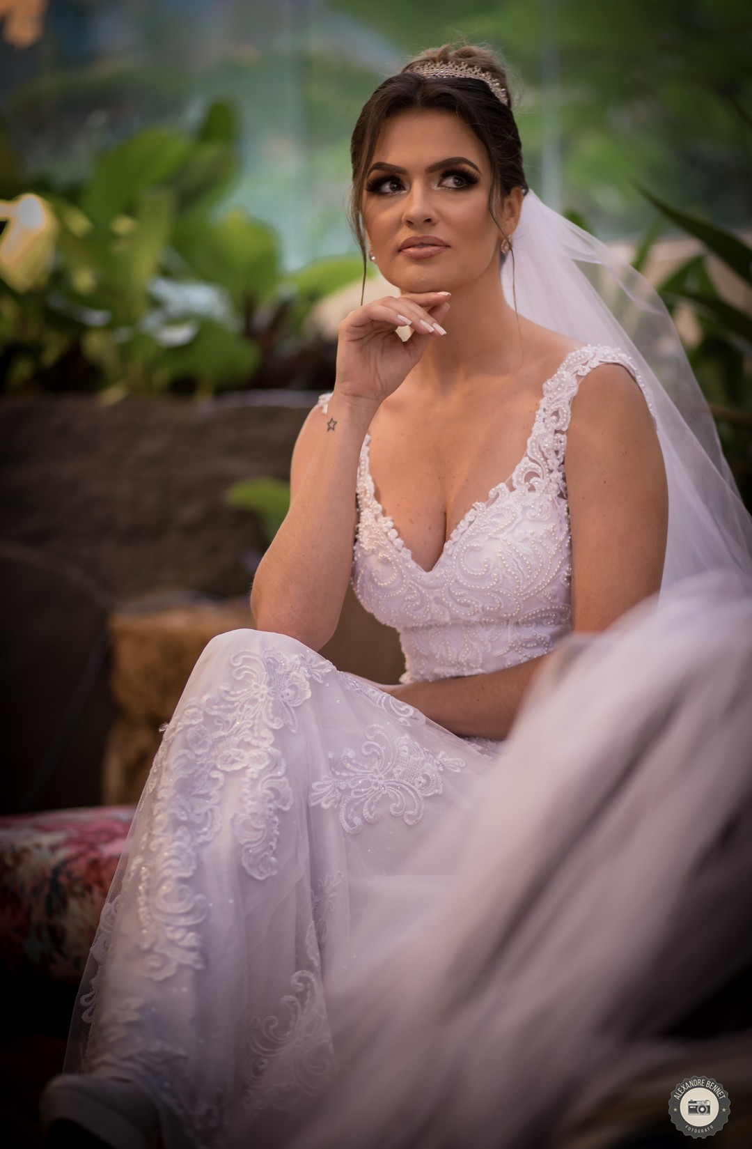 Noivas sentadas com dois belos vestidos cedidos pela empresa Larissa Noivas e com uma bela maquiagem feita pelo maquiador Edu Nepomuceno em Tiradentes-Mg