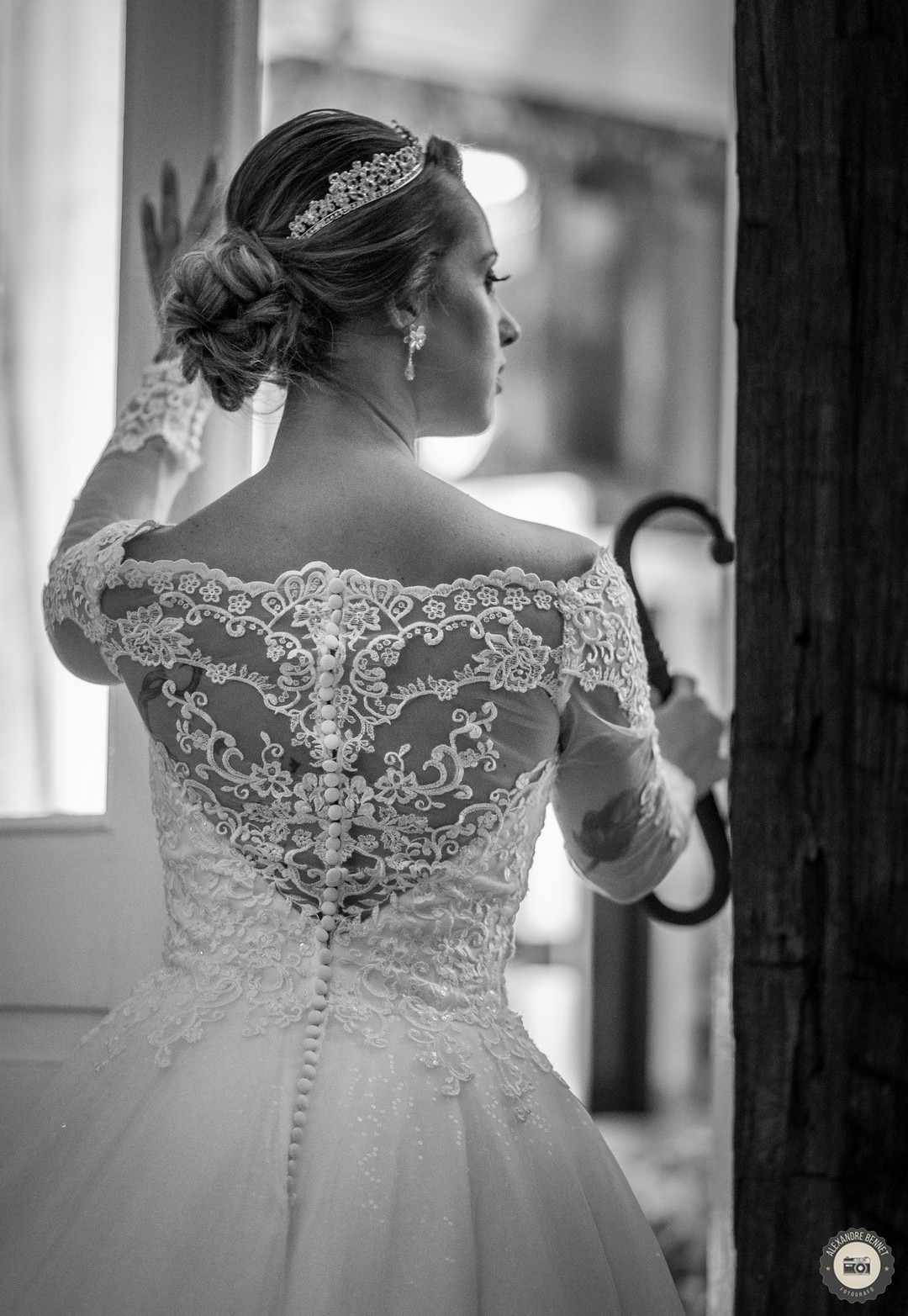 Noiva observa a rua diante da porta em uma pousada na cidade de Tiradentes-MG