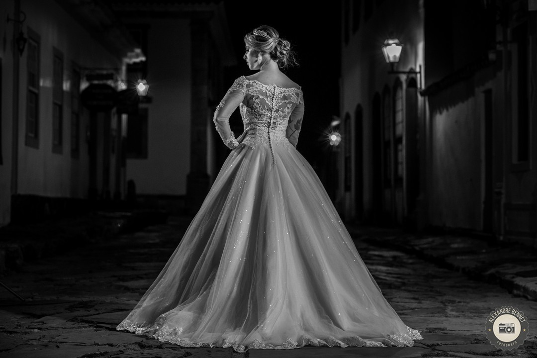 Nas ruas de Tiradentes-MG a noiva posa para a foto com um lindo vestido cedido pela empresa Larissa Noivas 