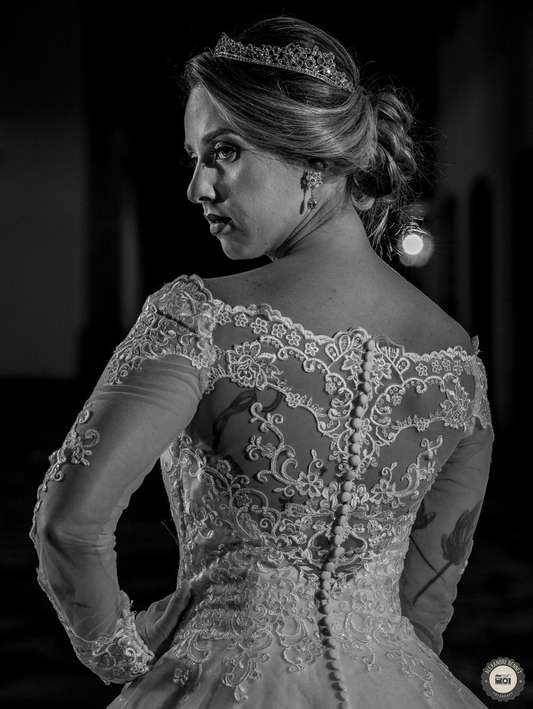 Nas ruas de Tiradentes-MG a noiva posa para a foto com um lindo vestido cedido pela empresa Larissa Noivas 