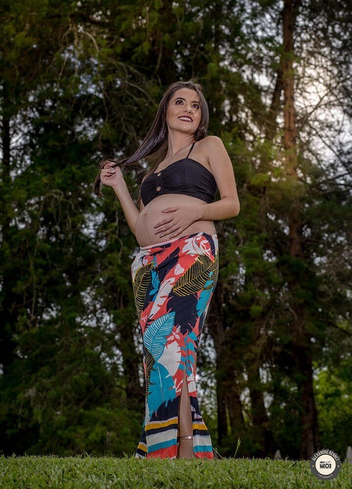 Mexendo no cabelo e olhando para outra direção a mamãe faz uma bela pose para a fotografia