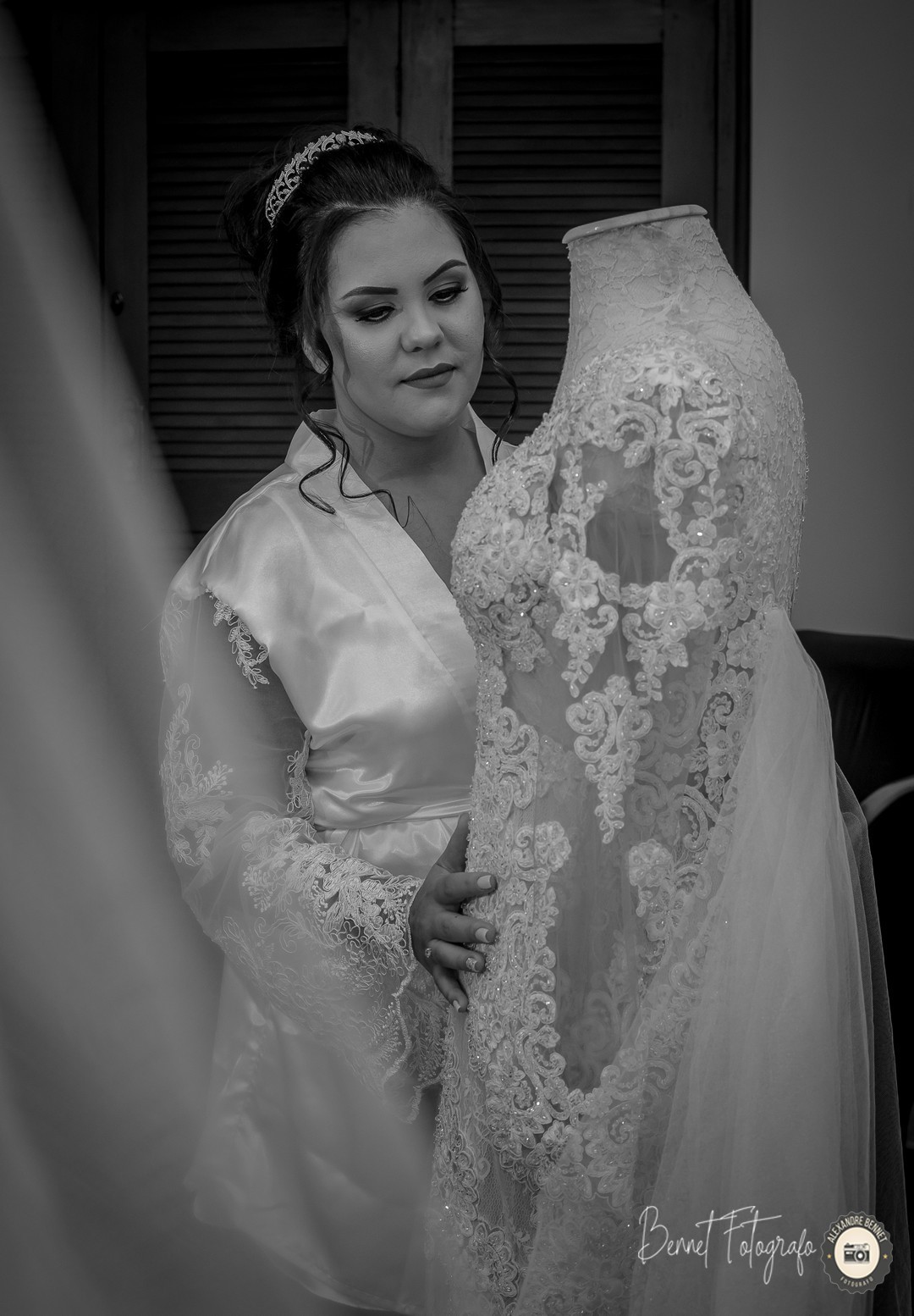 Noiva observa o vestido ansiosa para usá-lo no casamento