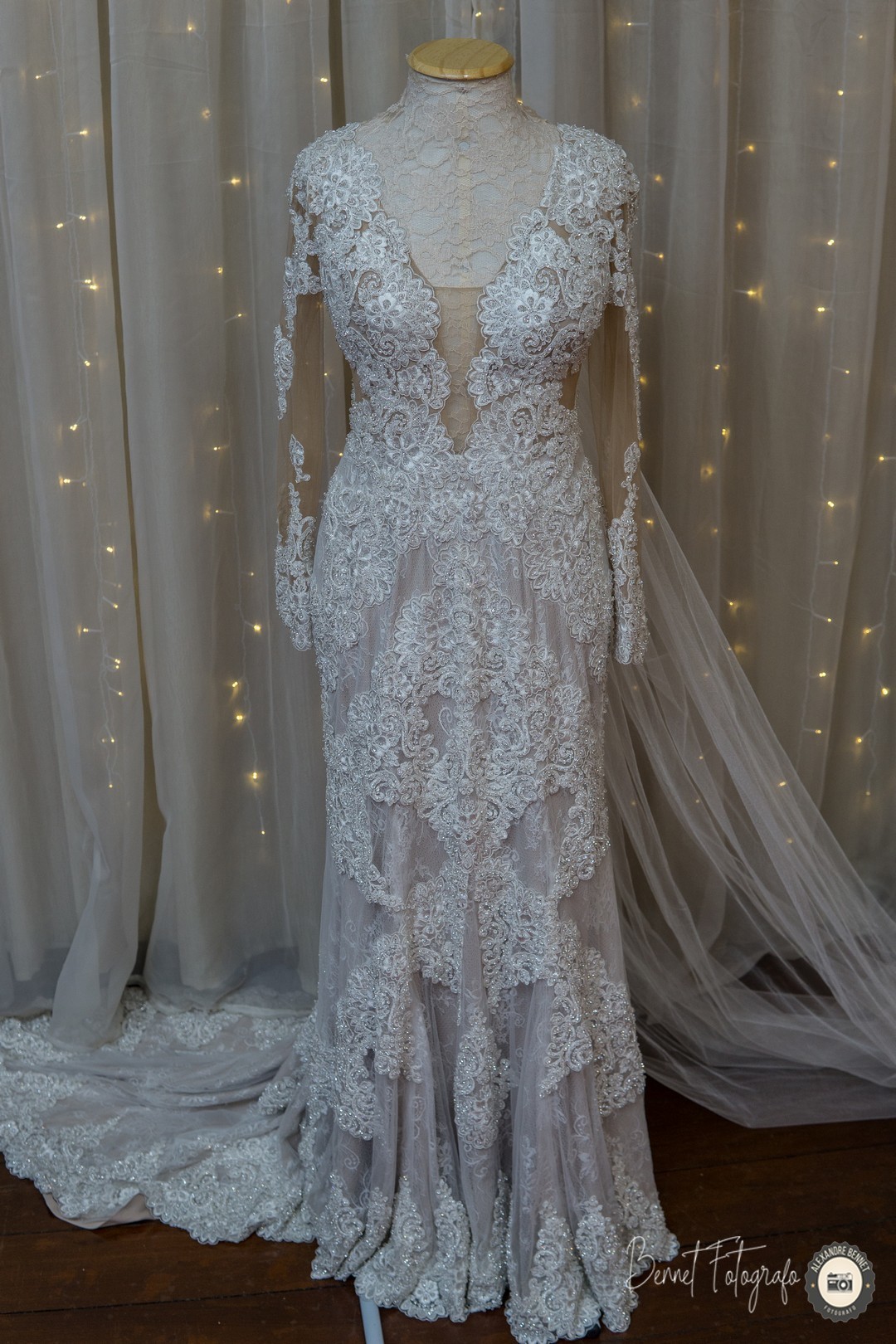 Vestido de noiva com véu enorme 