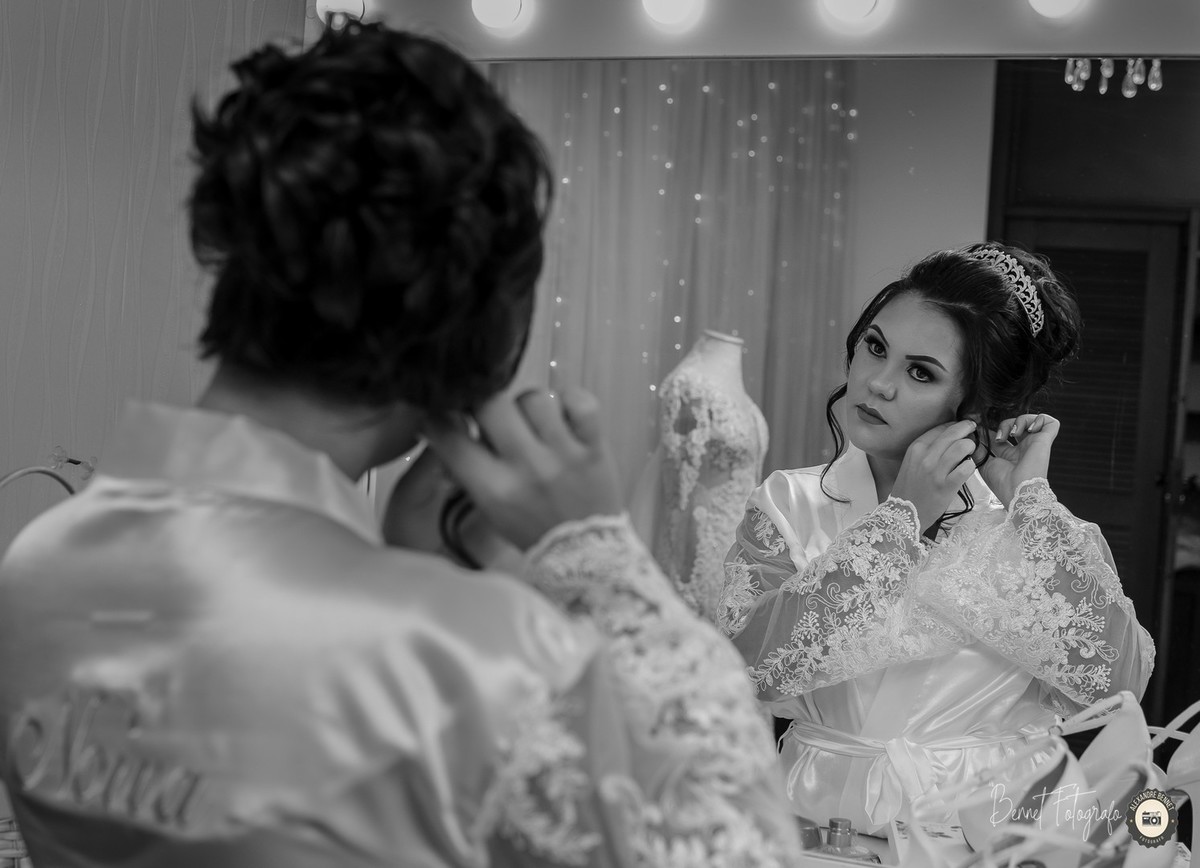 Noiva coloca seu brinco muito elegante para a celebração do casamento