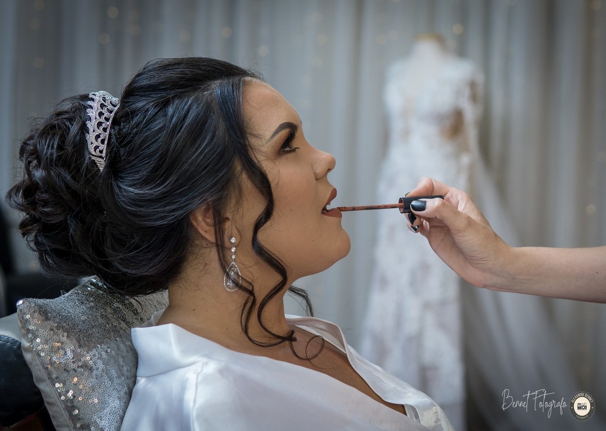 Batom vermelho para noiva no salão Make Bela